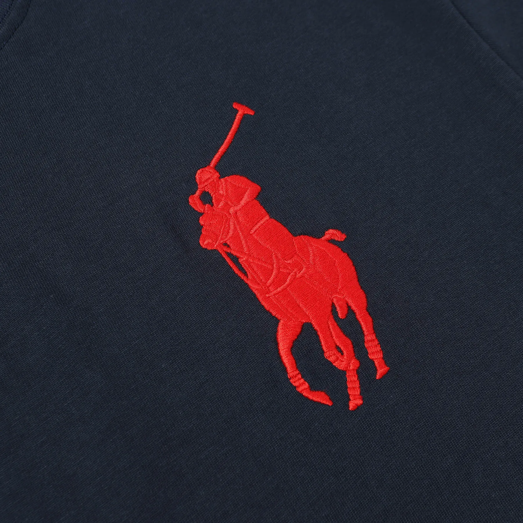 P130 Style number: A001 Brand reputation: Ralph Lauren is an internationally renowned high-end fashion brand, representing quality, style and status. Wearing its short sleeves can highlight consumers' taste and identity. Classic design: The brand has unique and enduring classic design elements, such as the polo logo, iconic color combinations, etc., which are both fashionable and recognizable. High-quality fabric: Made of double yarn 280g fabric, usually made of high-quality cotton fabric, which is soft, breathable, and sweat-absorbent, comfortable to wear, and suitable for various occasions and seasons. Exquisite craftsmanship: Pay attention to detail processing and production technology, neat stitching, and tailoring to ensure the durability and beauty of the clothing. Diversified styles: covering a variety of styles from casual to formal, simple to gorgeous, meeting the individual needs and wearing scenarios of different consumers. Strong matchability: Can be matched with a variety of bottoms, jackets and accessories to easily create a variety of different fashion looks. Inheritance and innovation: While maintaining the traditional charm of the brand, we constantly innovate designs and incorporate new fashion elements to keep our products attractive. Brand values: The American lifestyle and positive values ​​conveyed by Ralph Lauren are also recognized and yearned for by consumers. Color: Black White Gray Blue White Blue Red Pink Sky Blue Bean Green Burgundy Complete Sizes: S, M, L, XL,